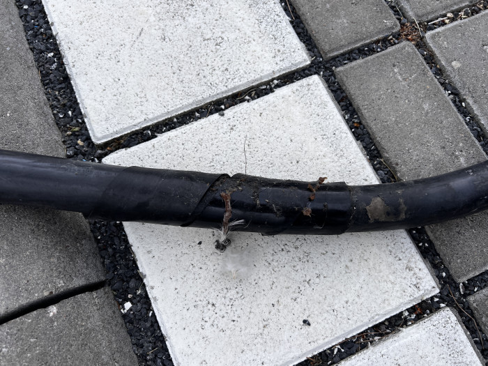 Fake oder echt? Egal, Klebeband hat nichts an einem Hochvoltkabel zu suchen. (Bild: Dirk Kunde)